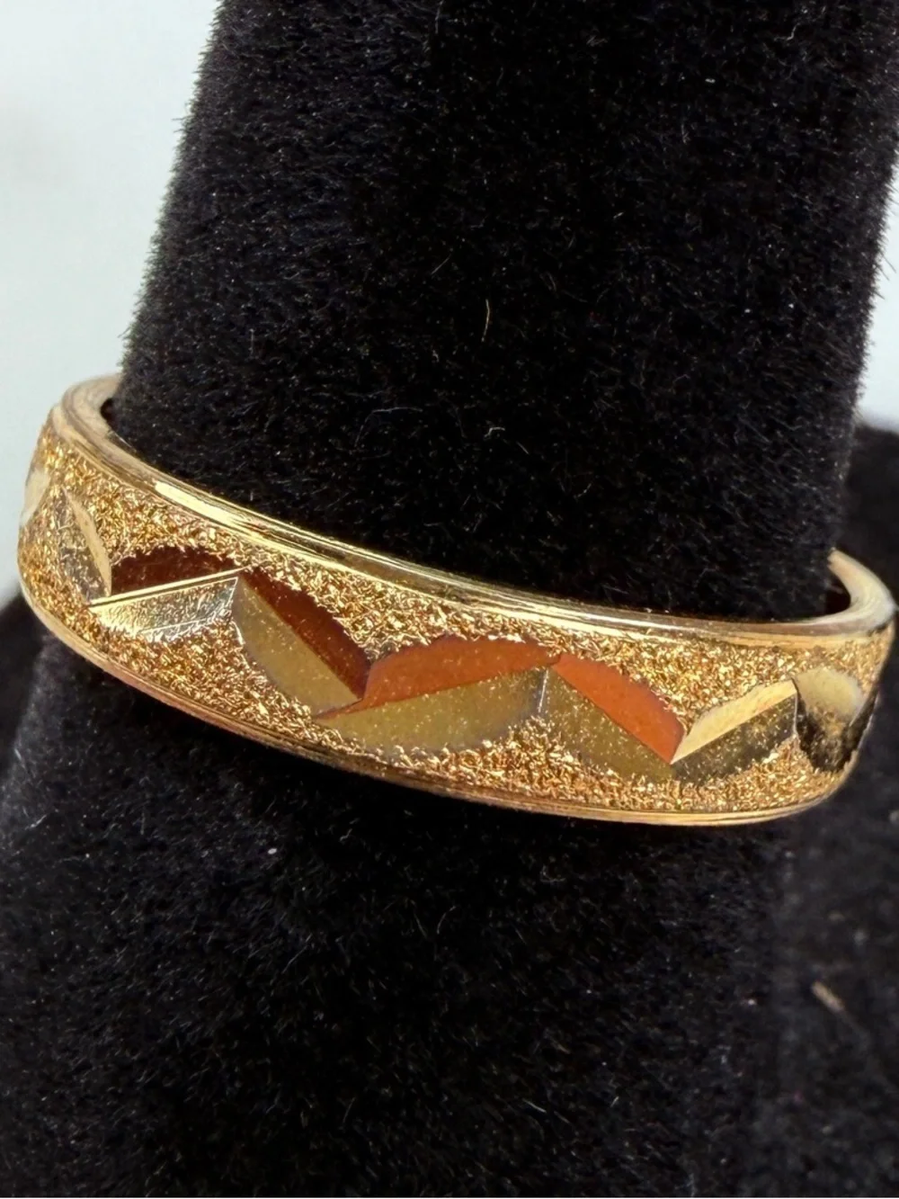 Elegant etched Goldtone Lightweight sz 6.75 band Ring